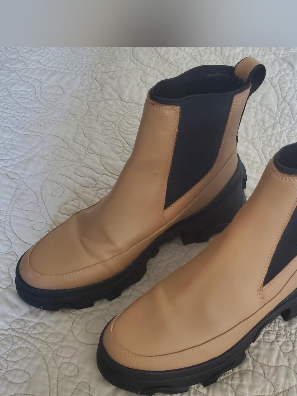 Sorel Tan Chelsea Lug-Sole Ankle Boots with Black Elastic